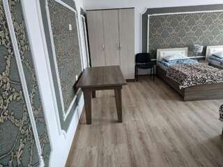 Отели типа «постель и завтрак» Muras Bokonbayevo Семейный номер с общей ванной комнатой-5