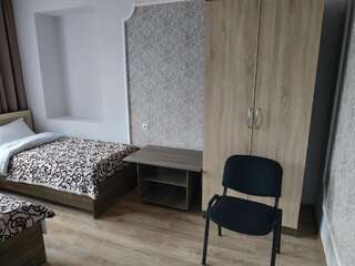 Отели типа «постель и завтрак» Muras Bokonbayevo Трехместный номер с ванной комнатой-2