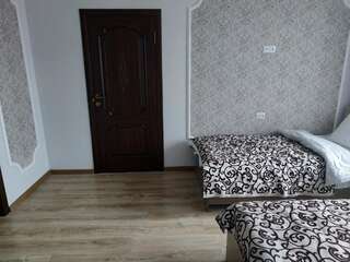 Отели типа «постель и завтрак» Muras Bokonbayevo Трехместный номер с ванной комнатой-4